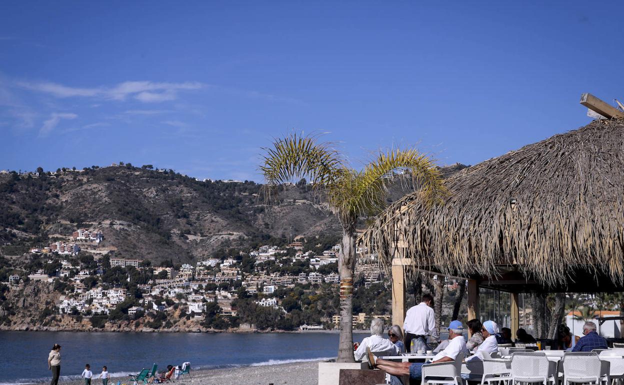 Muchas personas disfrutaban ya ayer del buen tiempo en las playas de la Costa..