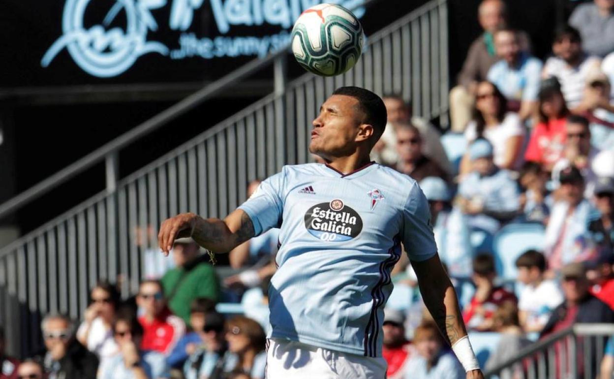 Jeison Murillo salta encima de Carrillo, del Leganés. 