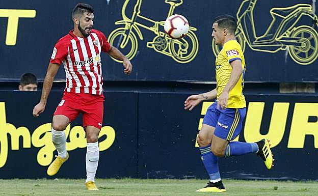 Luis Rioja y Aitor García buscan el balón en el último duelo en el Carranza. 