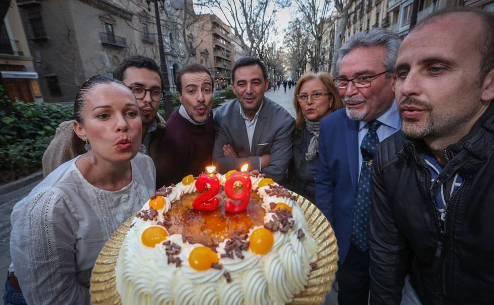 Ruth, Pablo, Alberto, José Luis, Yolanda, Francisco y Jesús, granadinos bisiestos soplando una tarta de piononos de Casa Isla. 