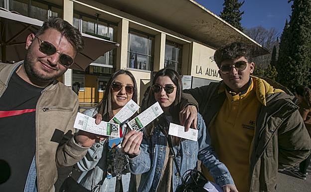 Imagen principal - Cientos de turistas visitaron ayer la Alhambra.