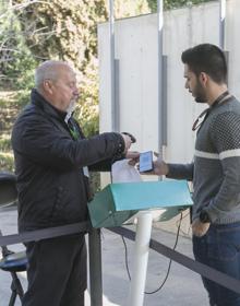 Imagen secundaria 2 - Cientos de turistas visitaron ayer la Alhambra.