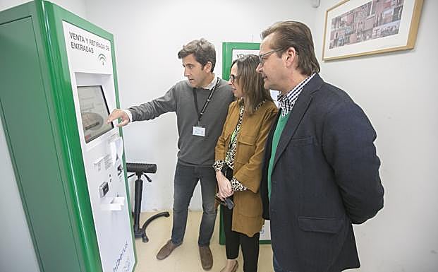 Antonio Granados, delegado de Cultura, y Rocía Díaz. director del Patronato de la Alhambra, comprobando el nuevo sistema. 