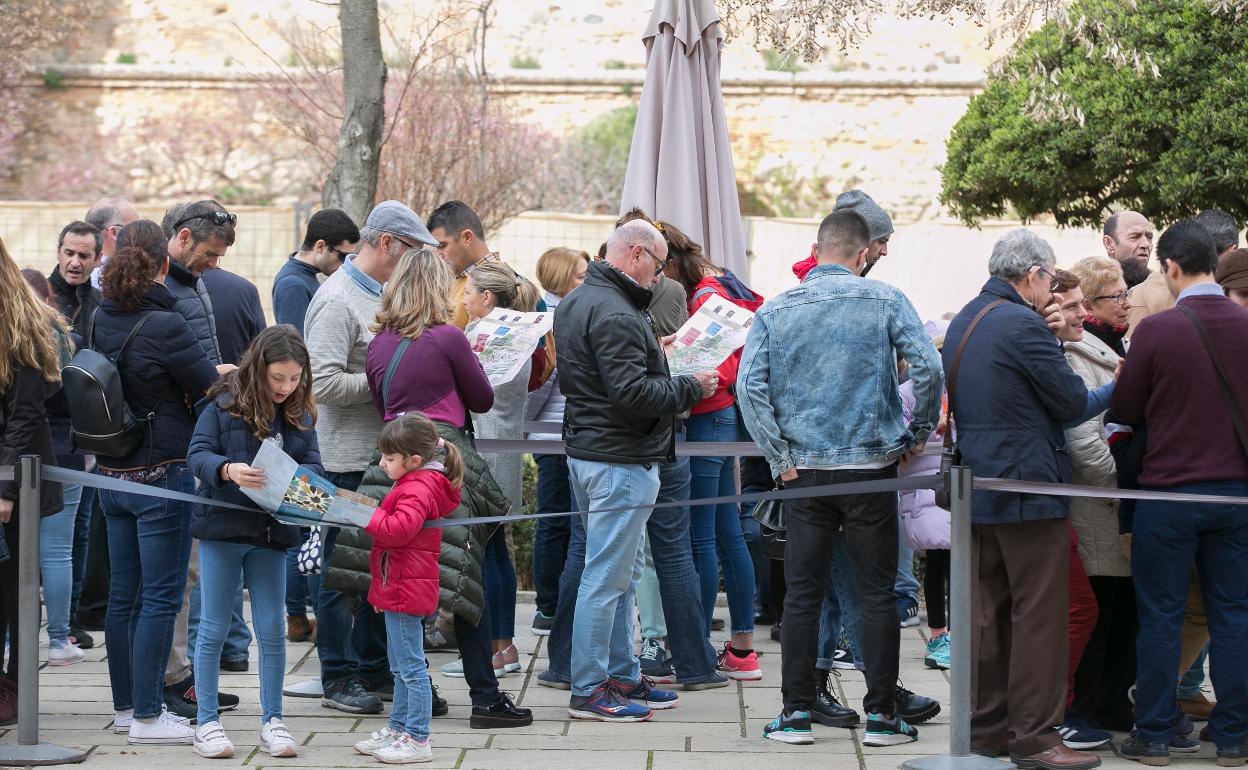 Colas para visitar el conjunto monumental de la Alhambra.