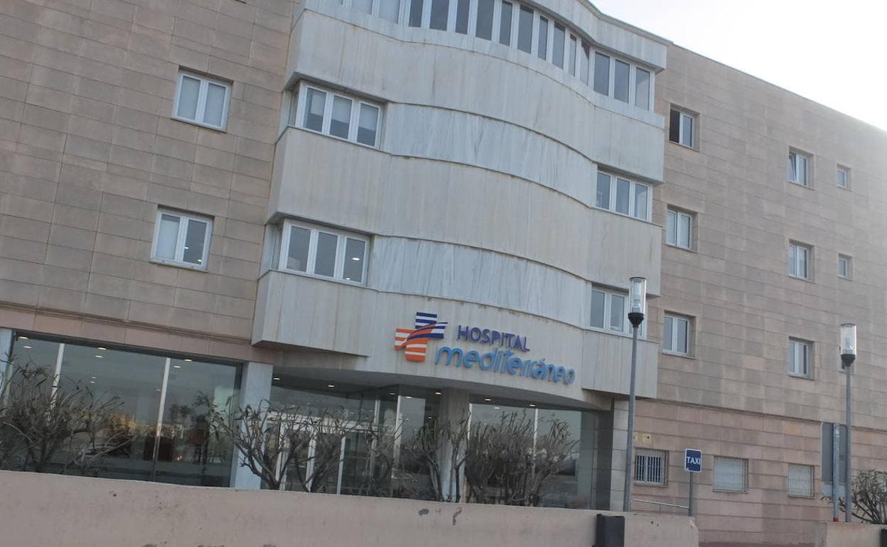 Hospital Mediterráneo de Almería, donde ha permanecido ingresado el joven con coronavirus.