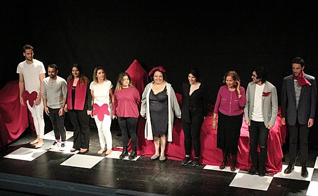 Toda la compañía saludando al público al final del espectáculo.