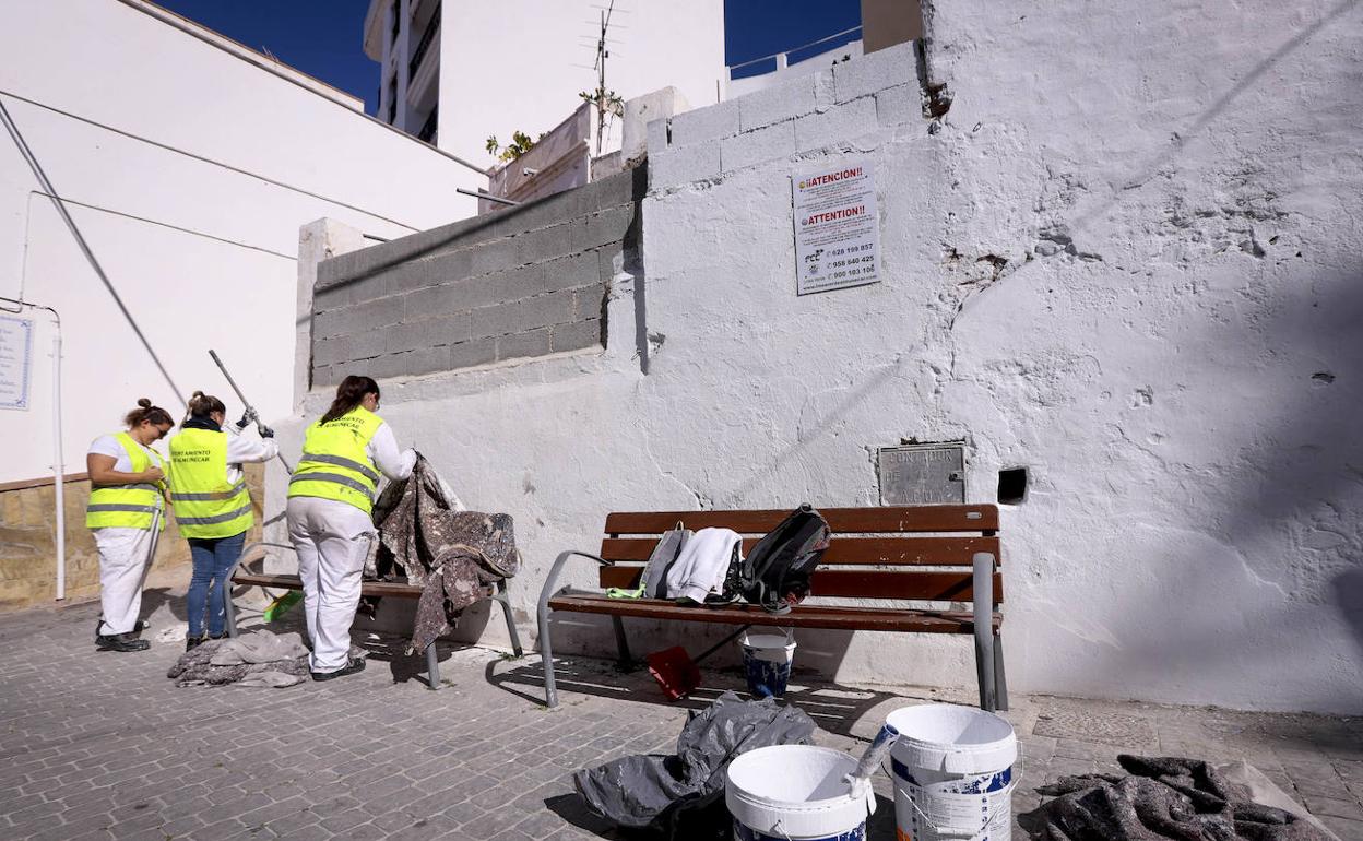 Se están pintando las fachadas del pueblo, después de la intervención de hace unos meses.