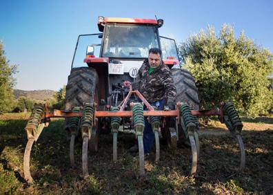 Imagen secundaria 1 - Fernando Pulido empieza su tarea en el campo al amanecer. Una vez finalizada la campaña de la aceituna, en estas semanas se está centrando en labrar la tierra.