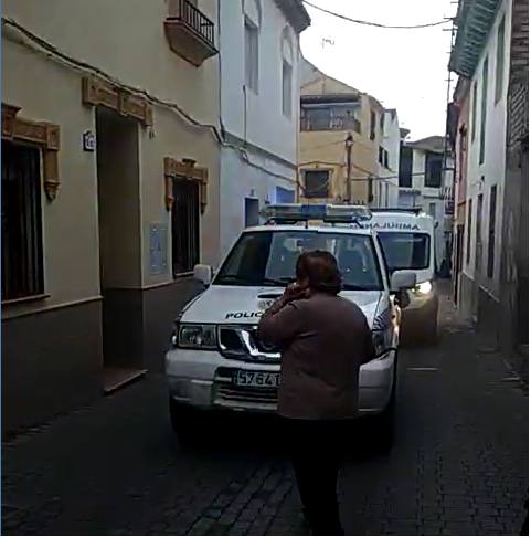 Policia Local de Dúrcal, ayer junto a la casa incendiada