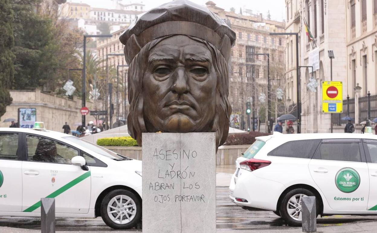 Vandalismo en Granada: escriben «asesino y ladrón» en la escultura del Gran Capitán