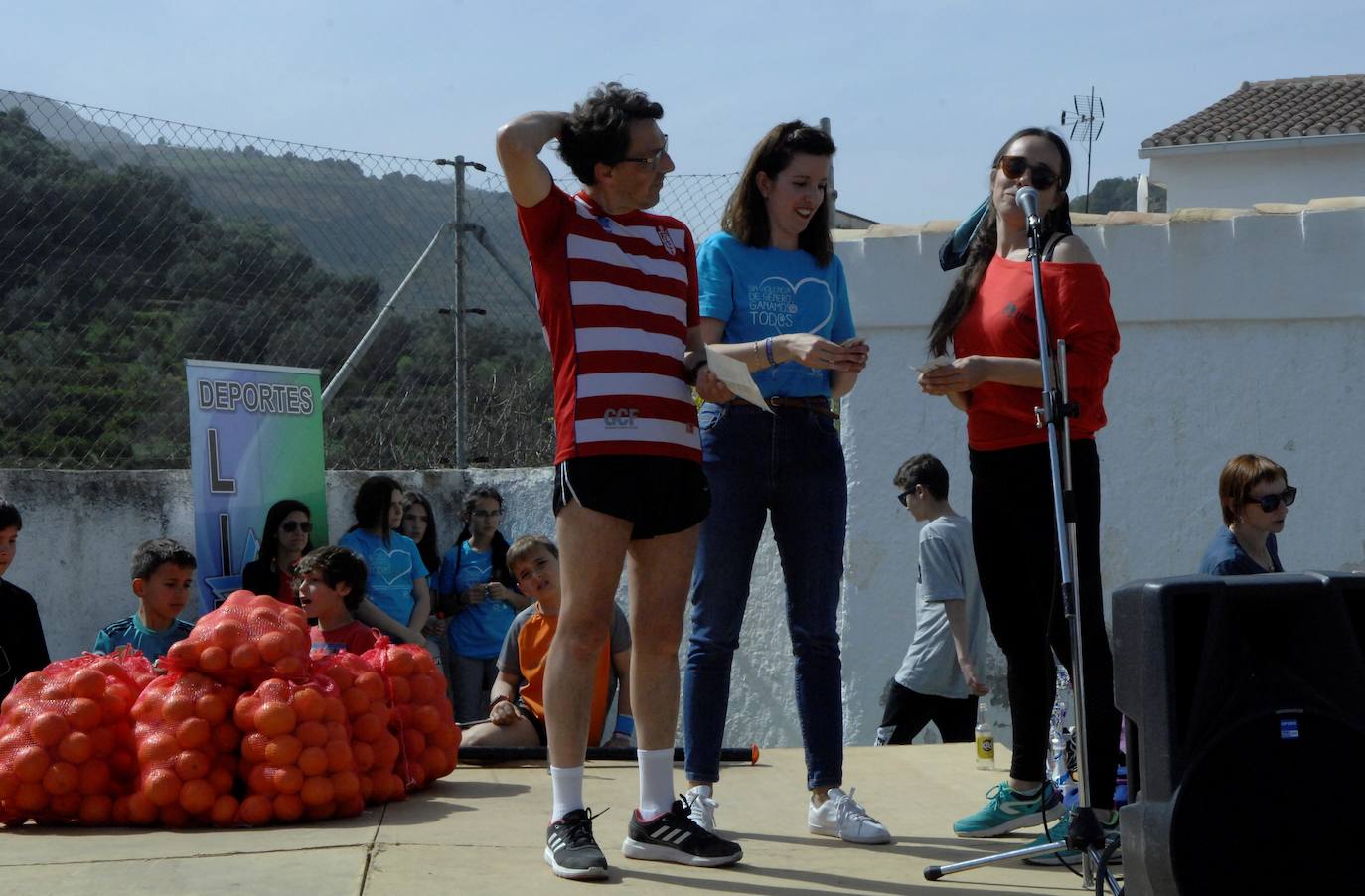 Los primeros puestos, masculino y femenino, ganaron su peso en naranjas de la zona