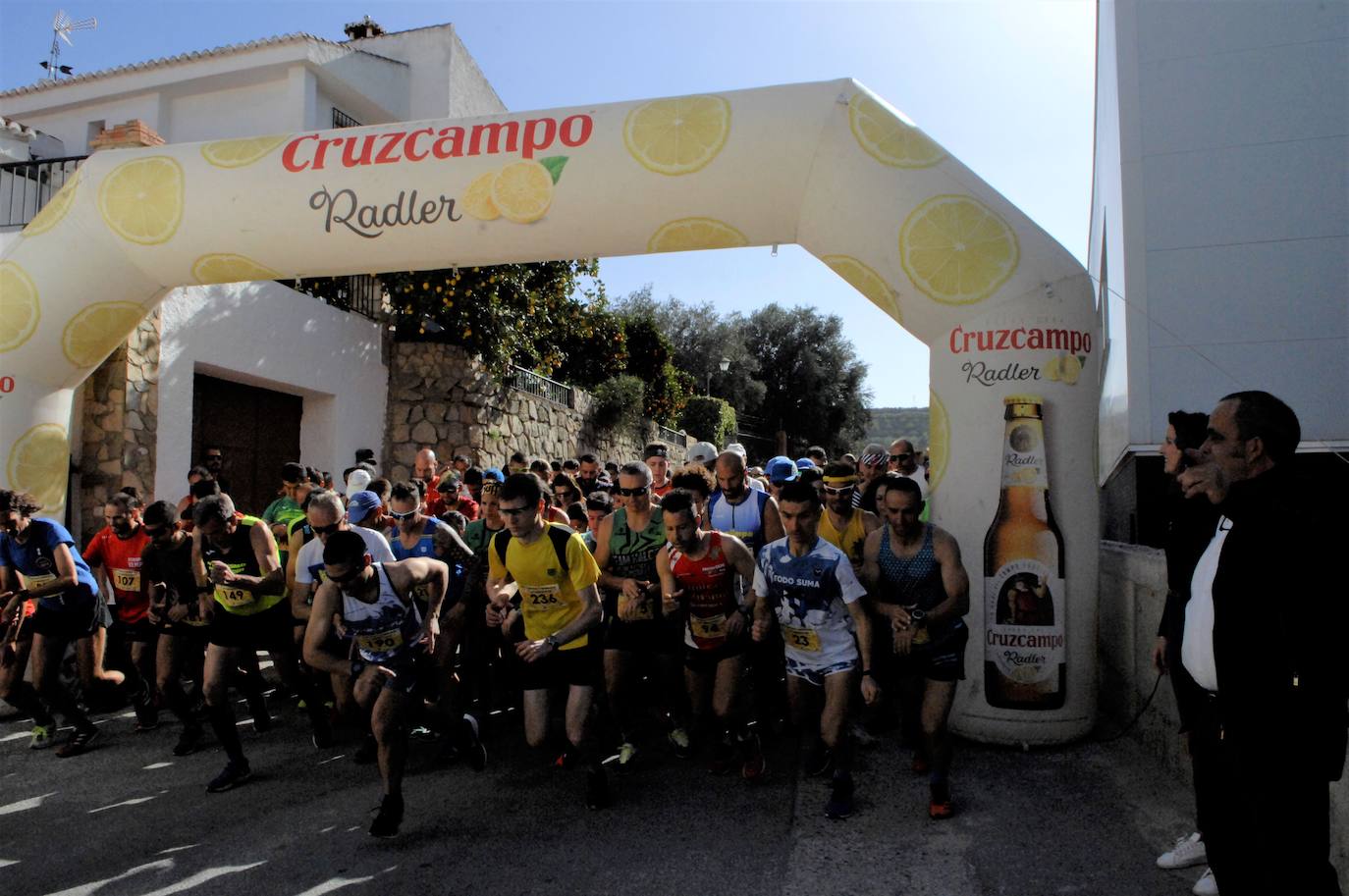 Los primeros puestos, masculino y femenino, ganaron su peso en naranjas de la zona