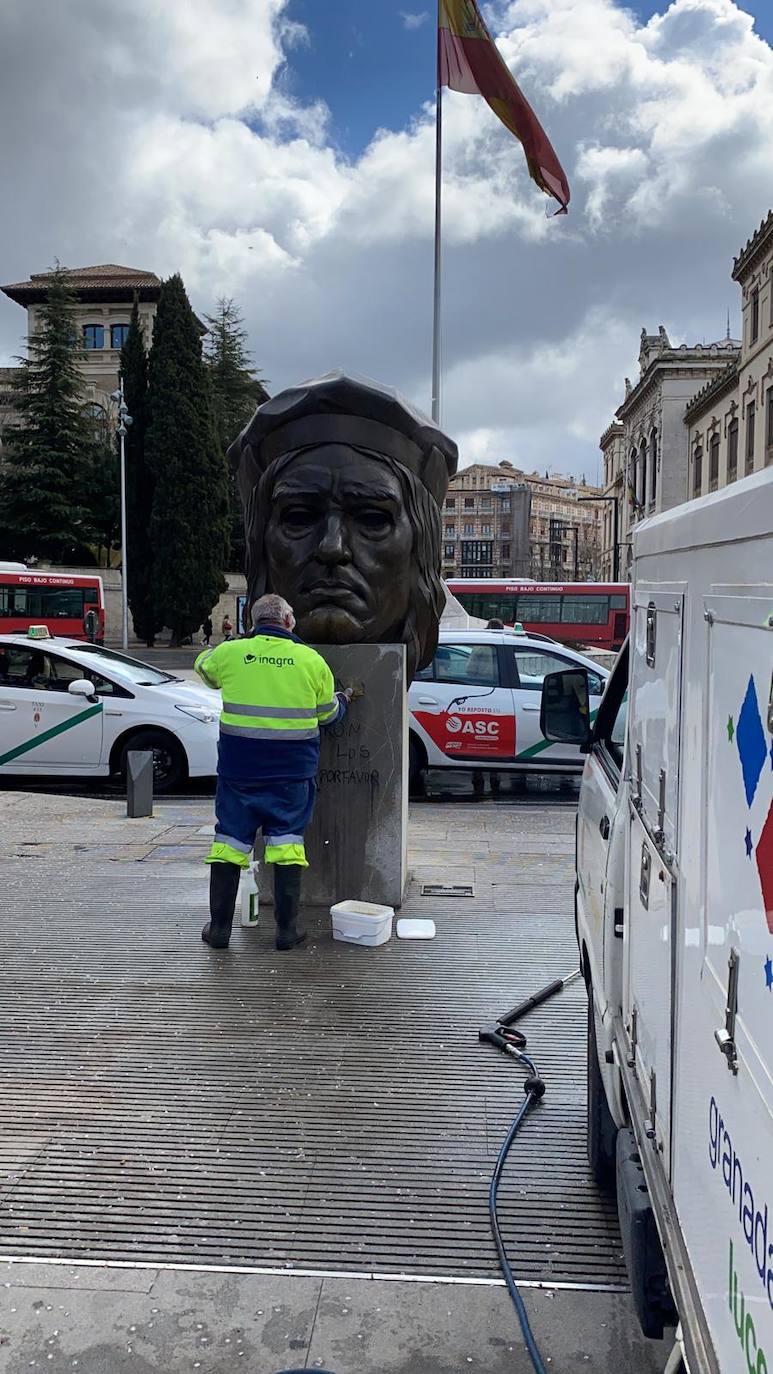 Limpieza de la base de la estatua. 