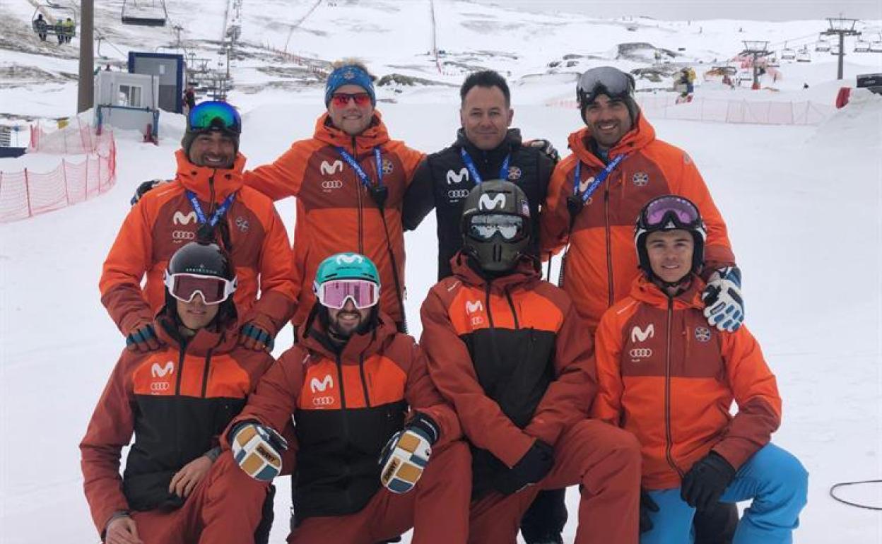 Los riders españoles participantes en la Copa del Mundo, agachados, junto a técnicos del equipo nacional. 