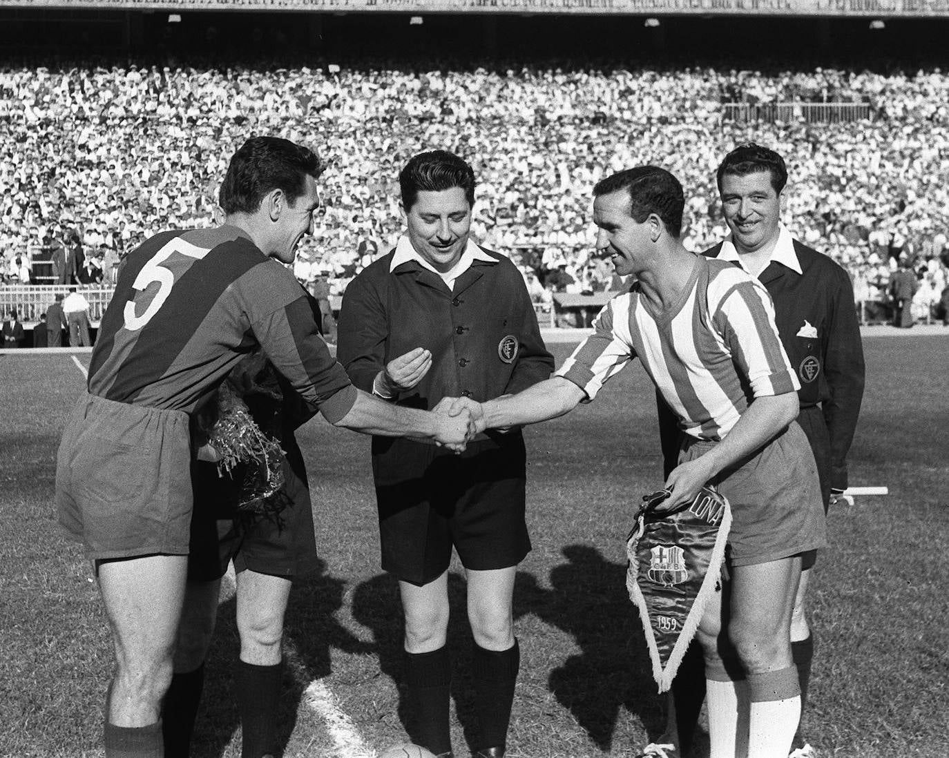 Los capitanes del Barcelona y el Granada se saludan antes de la final de la Copa del Generalísimo en 1959