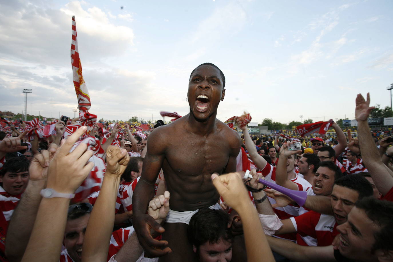 La imagen de Ighalo a hombros de un aficionado en Alcorcón ya forma parte de la historia granadinista