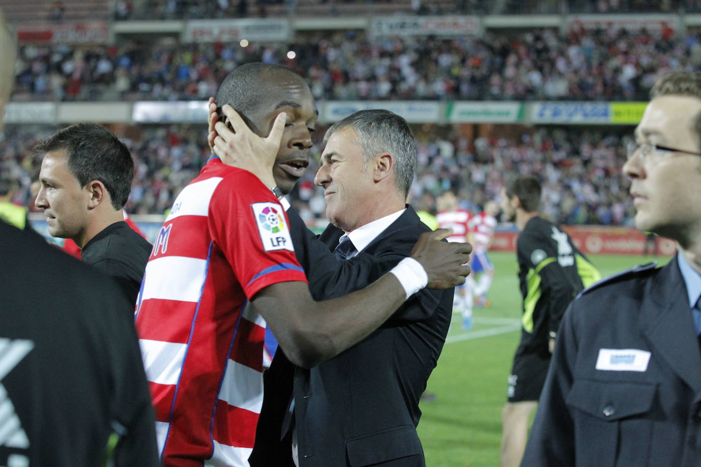 Lucas Alcaraz, técnico rojiblanco en el triunfo ante el Barcelona en 2014, abraza a Nyom