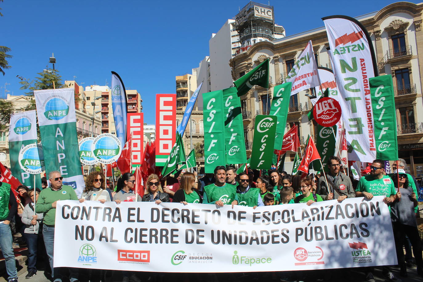 Un millar de manifestantes se han echado a la calle contra el decreto de escolarización. 