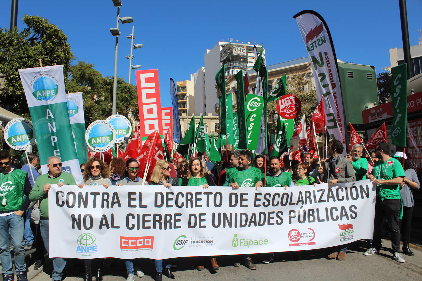 Un millar de manifestantes se han echado a la calle contra el decreto de escolarización. 