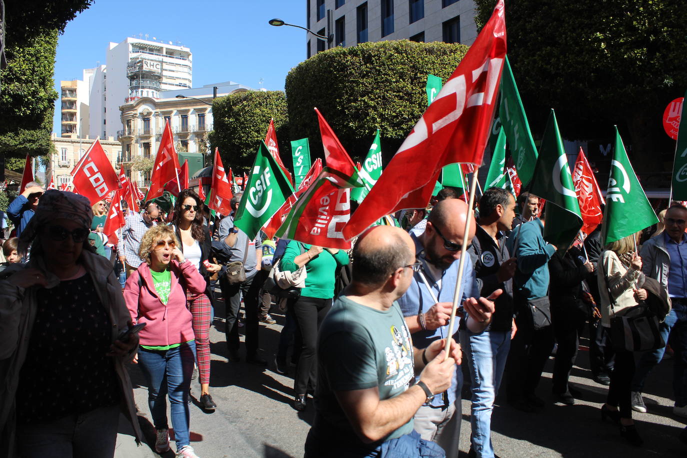 Un millar de manifestantes se han echado a la calle contra el decreto de escolarización. 