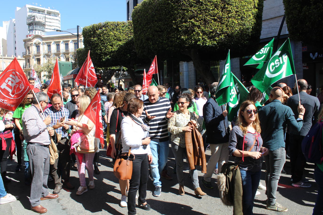 Un millar de manifestantes se han echado a la calle contra el decreto de escolarización. 