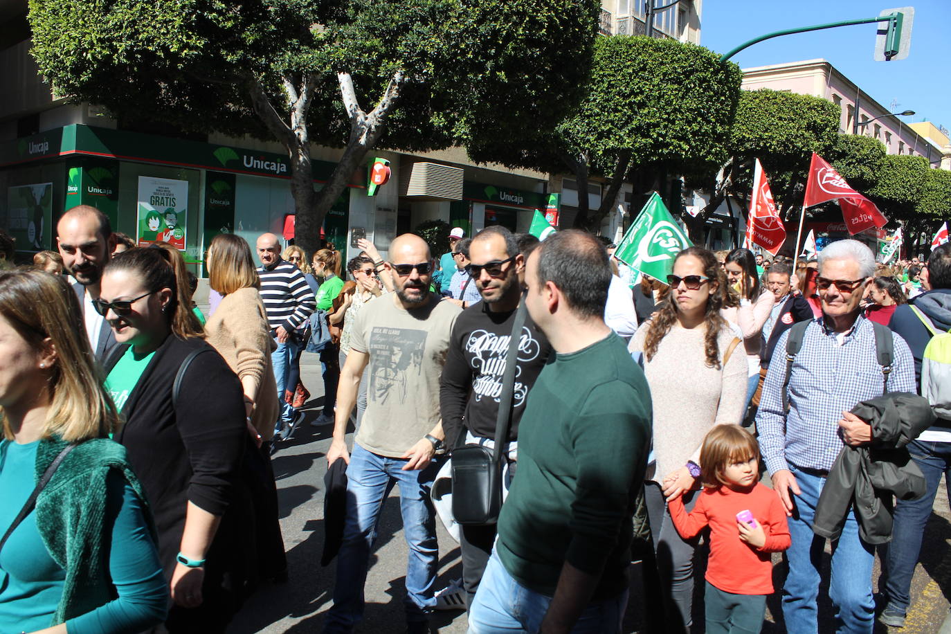 Un millar de manifestantes se han echado a la calle contra el decreto de escolarización. 