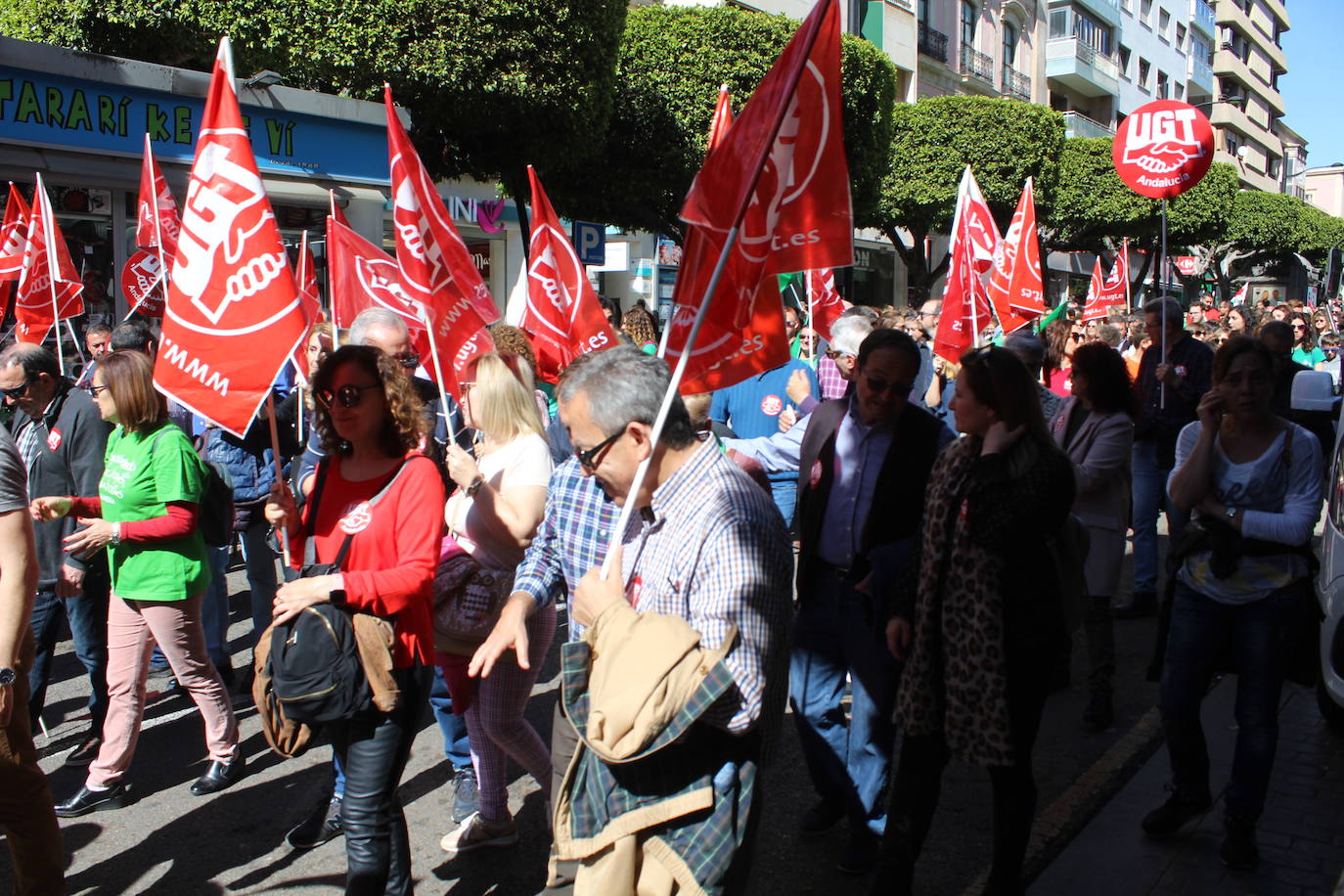 Un millar de manifestantes se han echado a la calle contra el decreto de escolarización. 