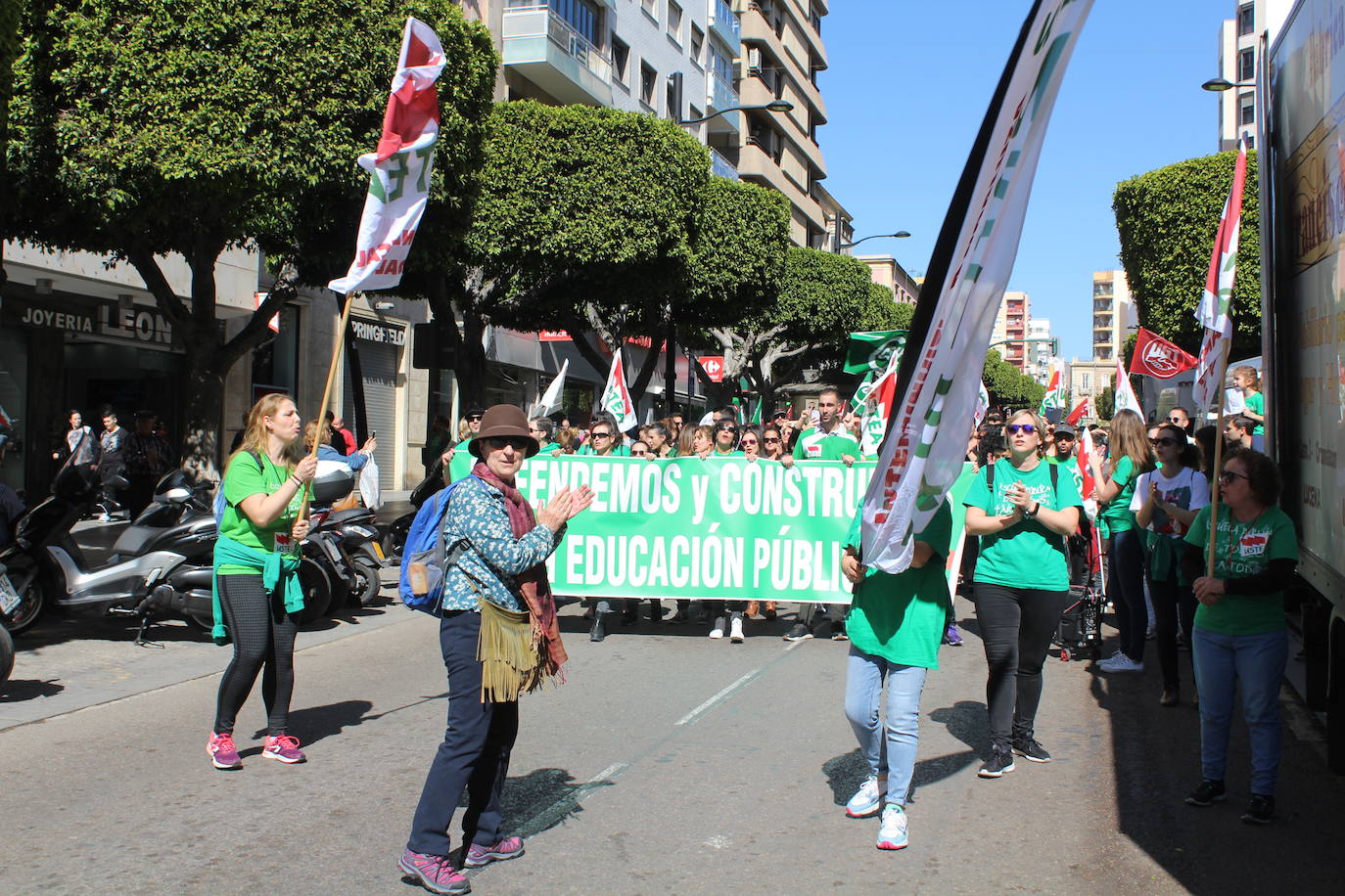 Un millar de manifestantes se han echado a la calle contra el decreto de escolarización. 