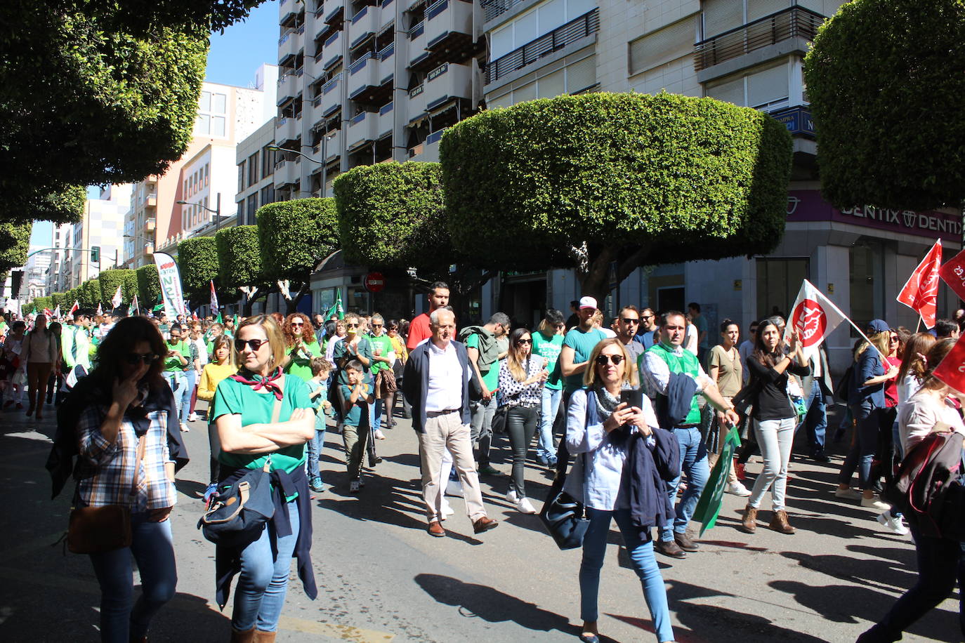 Un millar de manifestantes se han echado a la calle contra el decreto de escolarización. 