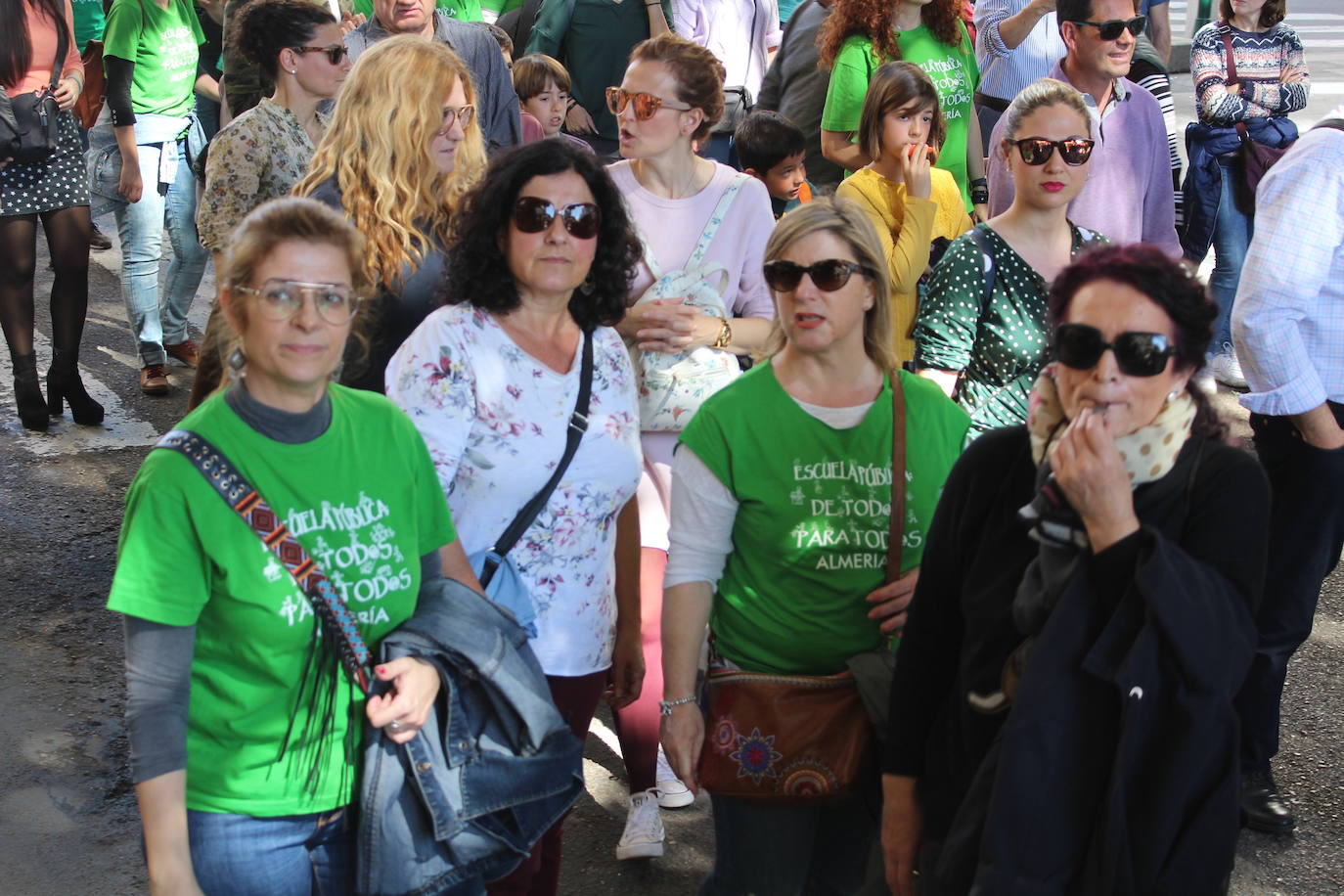 Un millar de manifestantes se han echado a la calle contra el decreto de escolarización. 