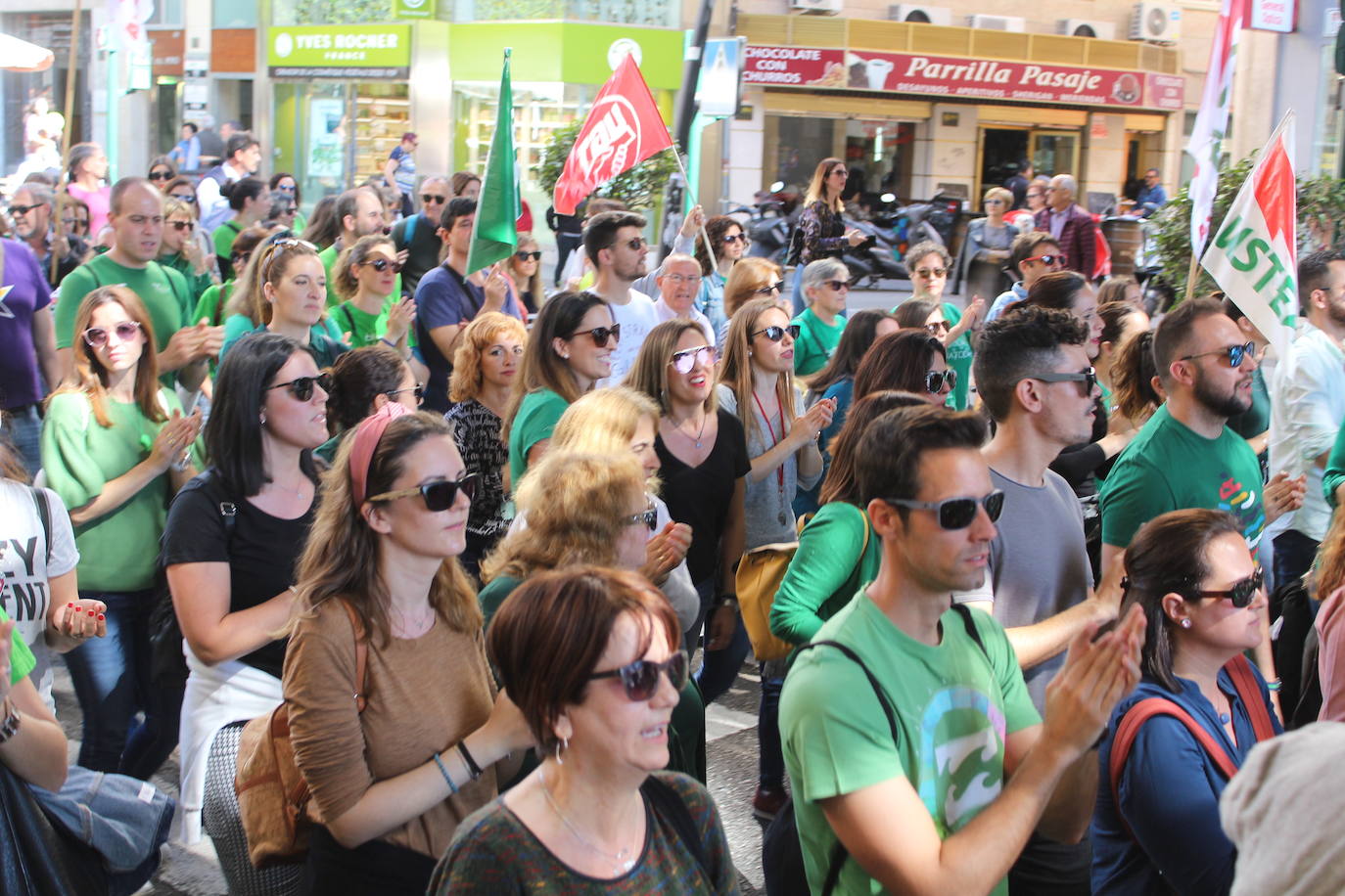 Un millar de manifestantes se han echado a la calle contra el decreto de escolarización. 
