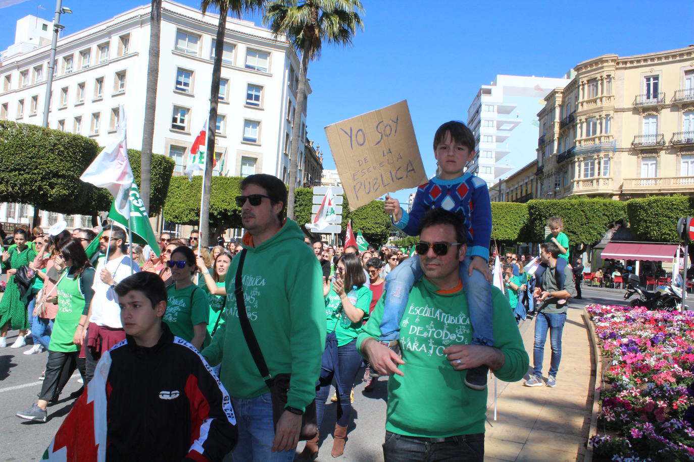 Un millar de manifestantes se han echado a la calle contra el decreto de escolarización. 