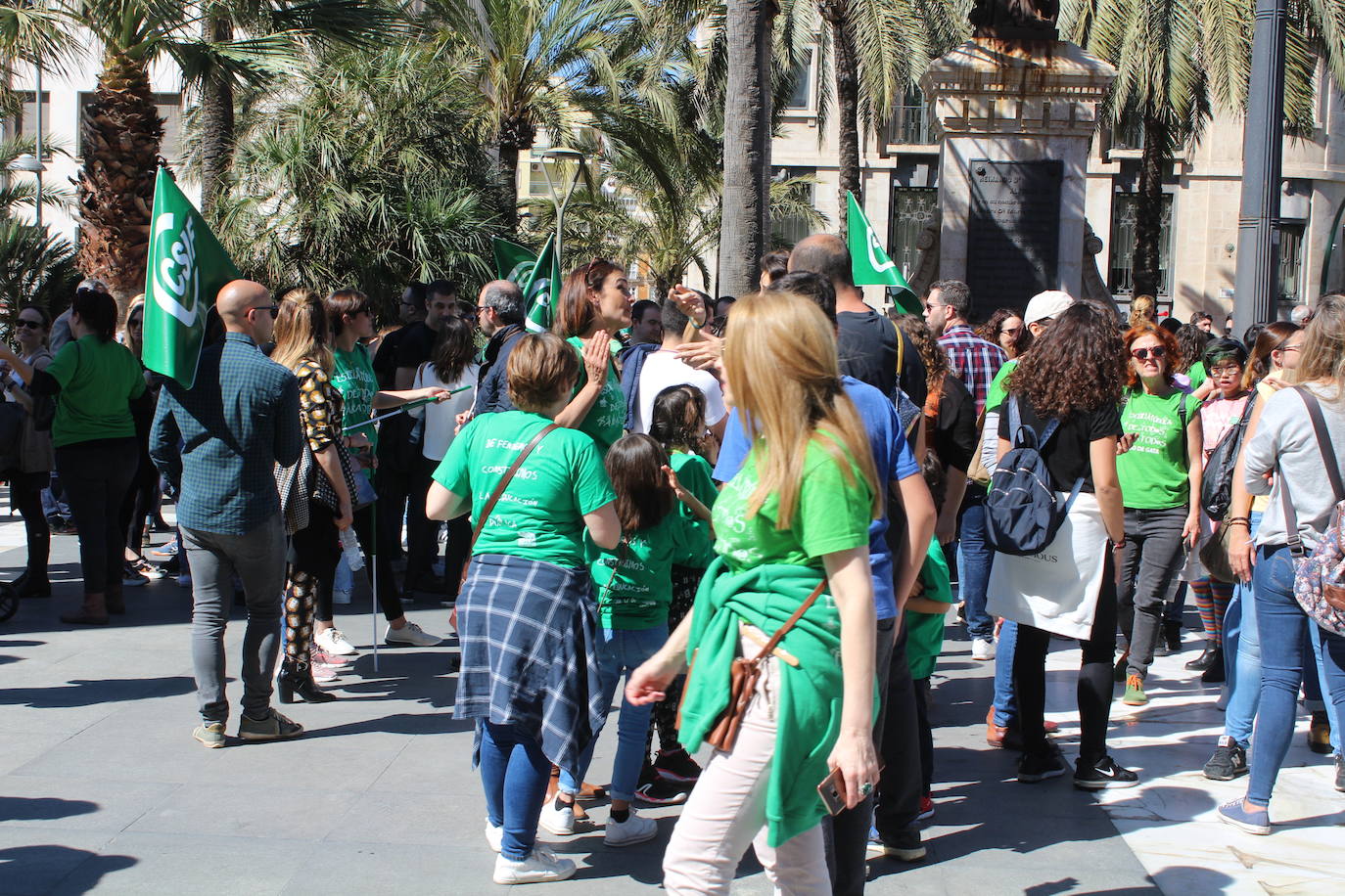 Un millar de manifestantes se han echado a la calle contra el decreto de escolarización. 