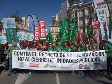 Un millar de manifestantes se han echado a la calle contra el decreto de escolarización. 
