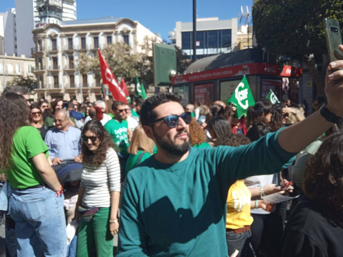 Un millar de manifestantes se han echado a la calle contra el decreto de escolarización. 