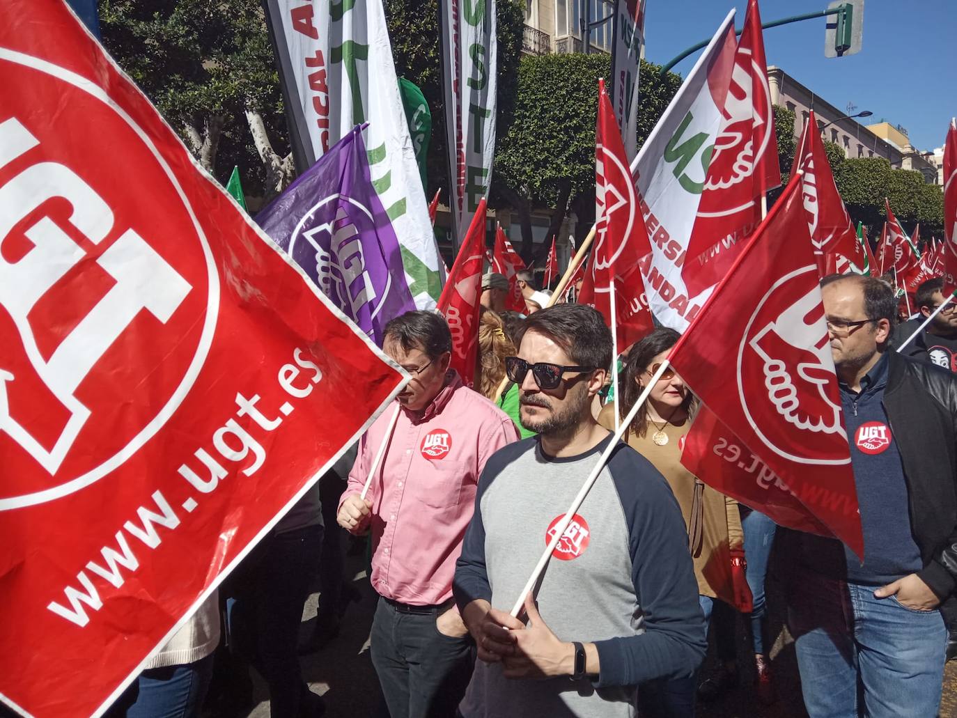 Un millar de manifestantes se han echado a la calle contra el decreto de escolarización. 
