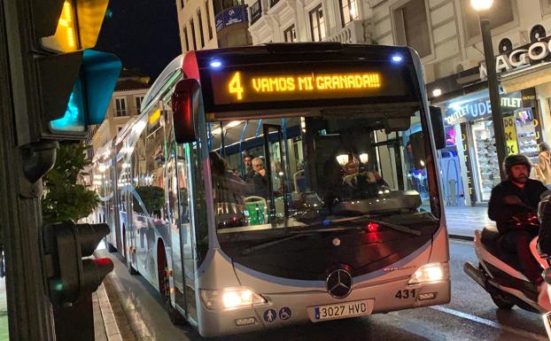 Los autobuses de la ciudad se unen a las muestras de apoyo al Granada. 