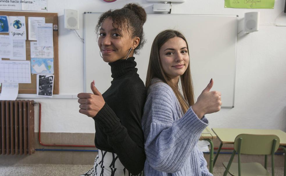 Merián Hagan-Brown y Ángela Hernández, becadas por Amancio Ortega, en una de las aulas del Colegio CajaGranada.
