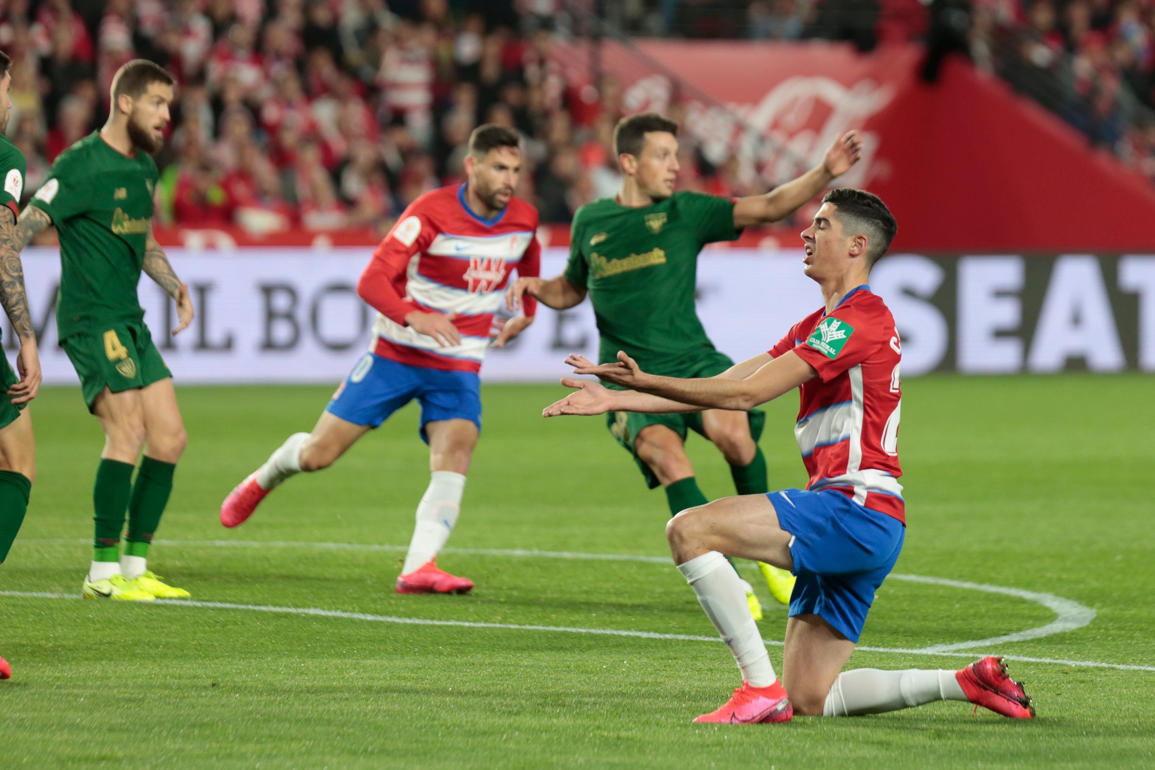 Las mejores imágenes de los momentos más destacados del duelo copero en Los Cármenes