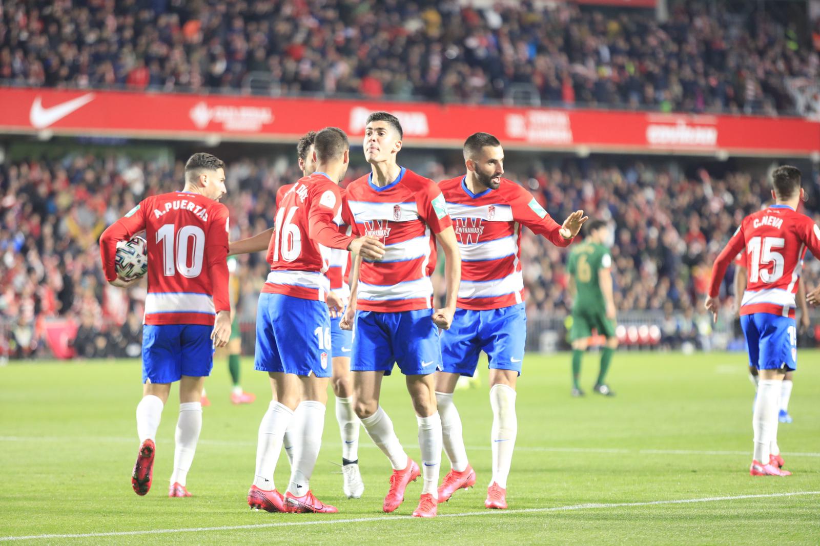 Las mejores imágenes de los momentos más destacados del duelo copero en Los Cármenes