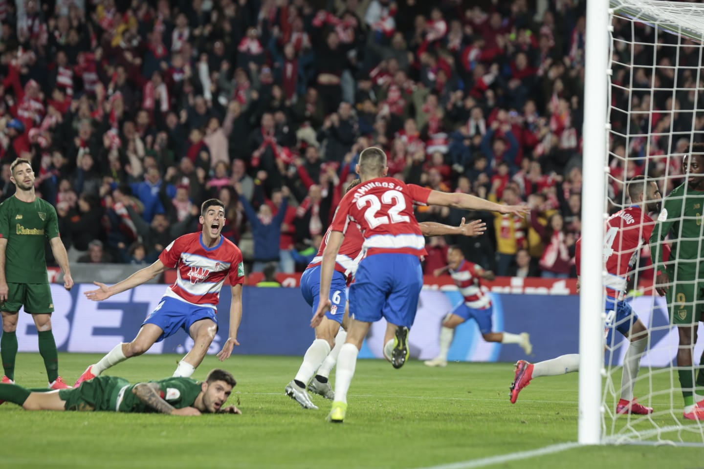 Las mejores imágenes de los momentos más destacados del duelo copero en Los Cármenes