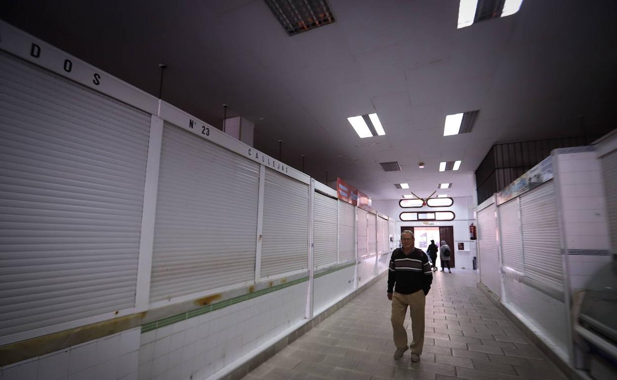 El Ayuntamiento de Almuñécar da un día a los comerciantes para desalojar el mercado municipal