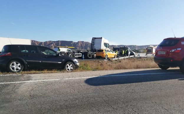 Muere un motorista en la A-92 en Granada al estrellarse contra un coche que había sufrido una avería