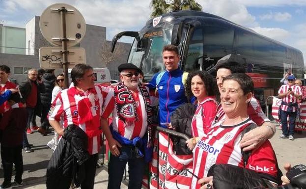 Unai Simón, portero titular del Athletic, se fotografía junto a varios aficionados. 