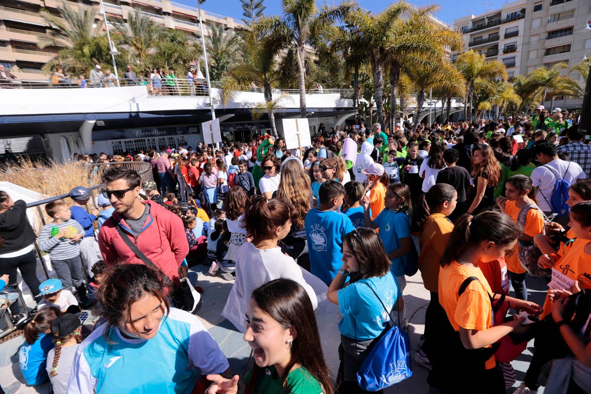 Con proclamas feministas como dorsal en sus camisetas, mil pequeños almuñequeros se han enfundado sus zapatillas para participar en una gran marcha por la igualdad entre hombres y mujeres con motivo del Día Internacional de La Mujer