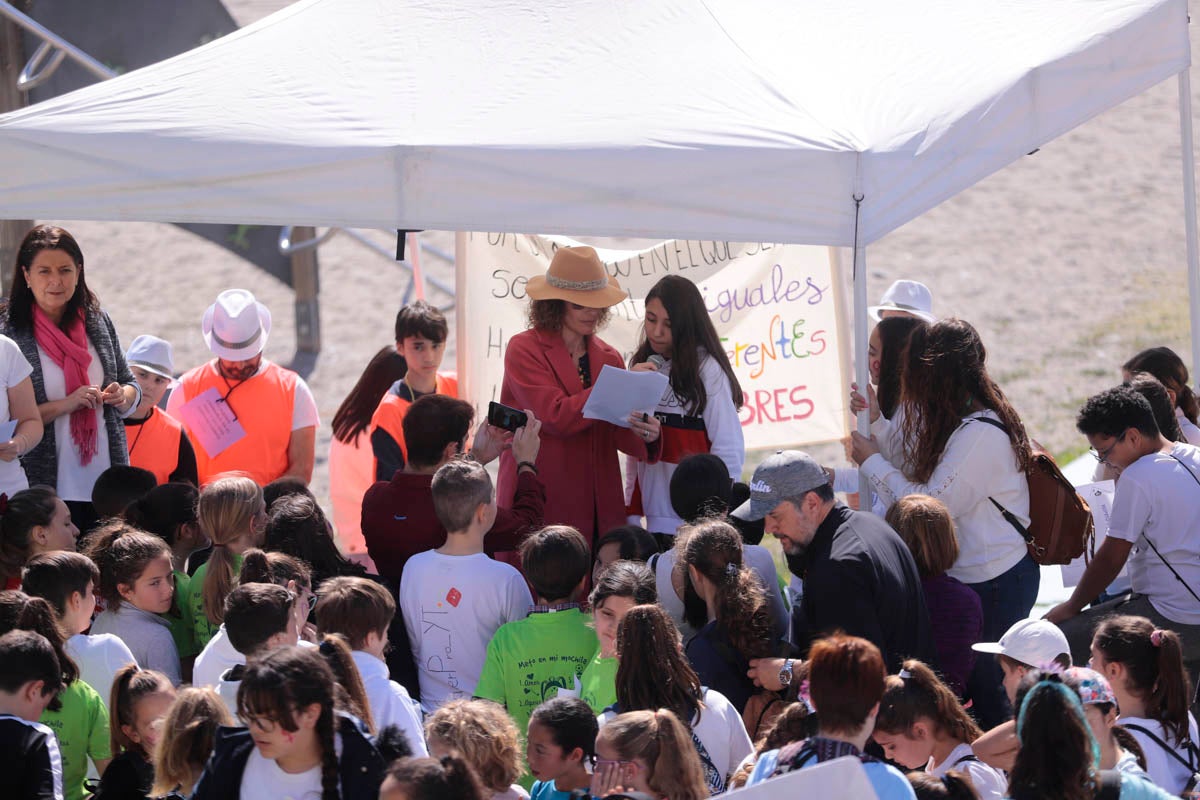 Con proclamas feministas como dorsal en sus camisetas, mil pequeños almuñequeros se han enfundado sus zapatillas para participar en una gran marcha por la igualdad entre hombres y mujeres con motivo del Día Internacional de La Mujer