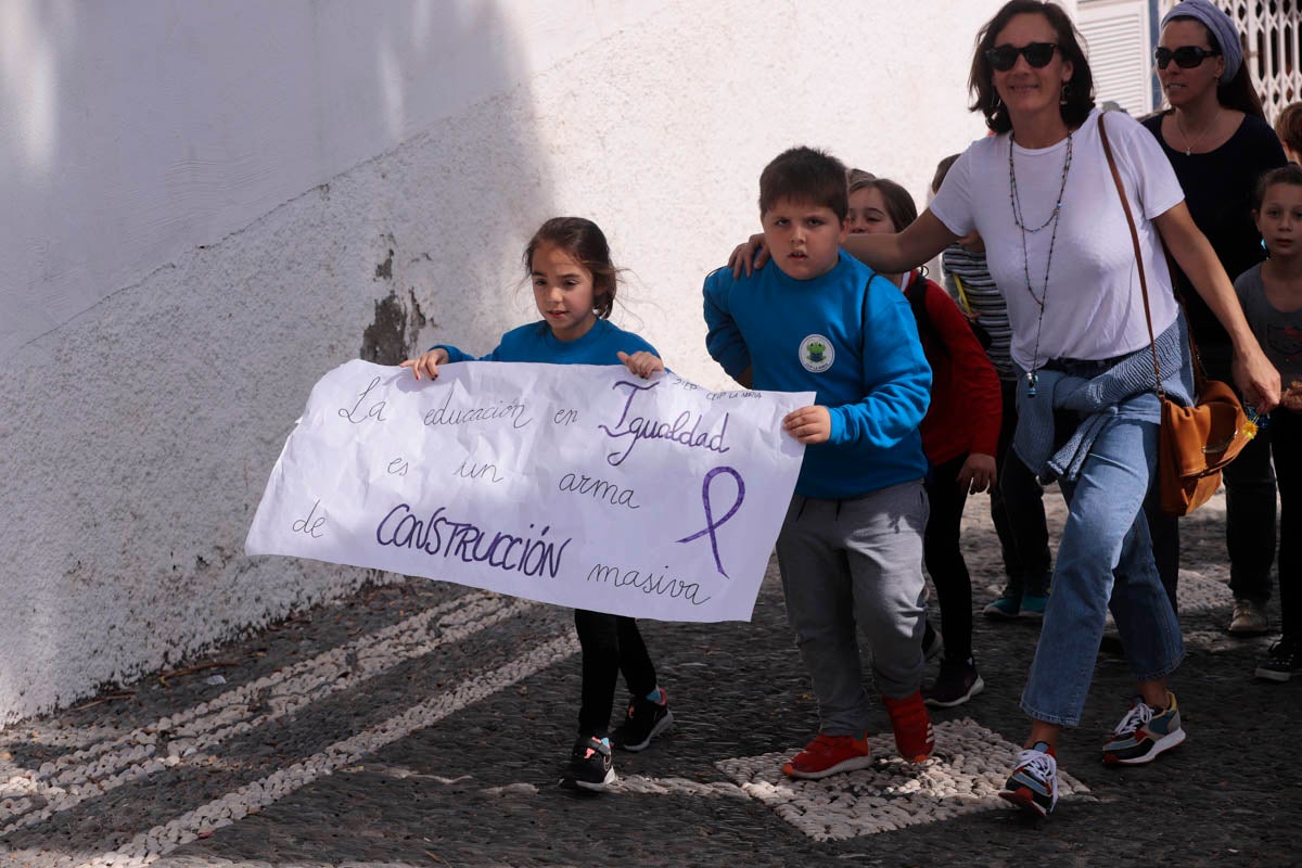 Con proclamas feministas como dorsal en sus camisetas, mil pequeños almuñequeros se han enfundado sus zapatillas para participar en una gran marcha por la igualdad entre hombres y mujeres con motivo del Día Internacional de La Mujer