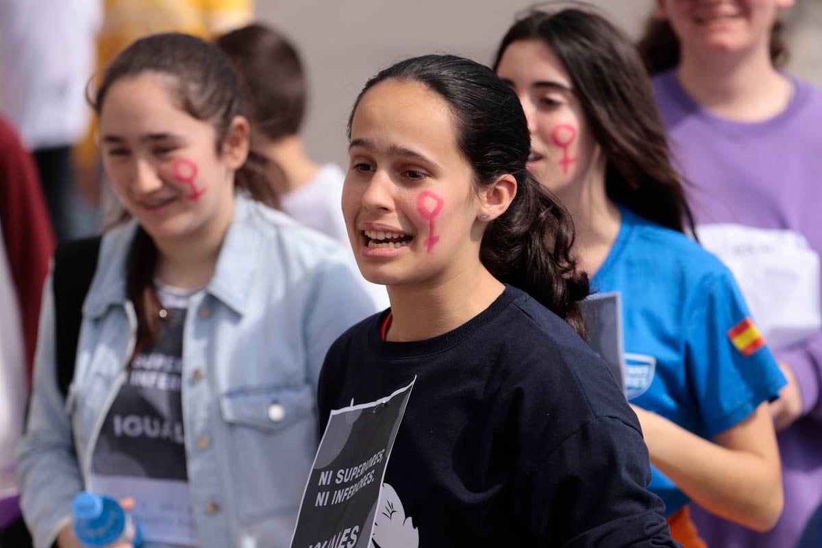 Con proclamas feministas como dorsal en sus camisetas, mil pequeños almuñequeros se han enfundado sus zapatillas para participar en una gran marcha por la igualdad entre hombres y mujeres con motivo del Día Internacional de La Mujer