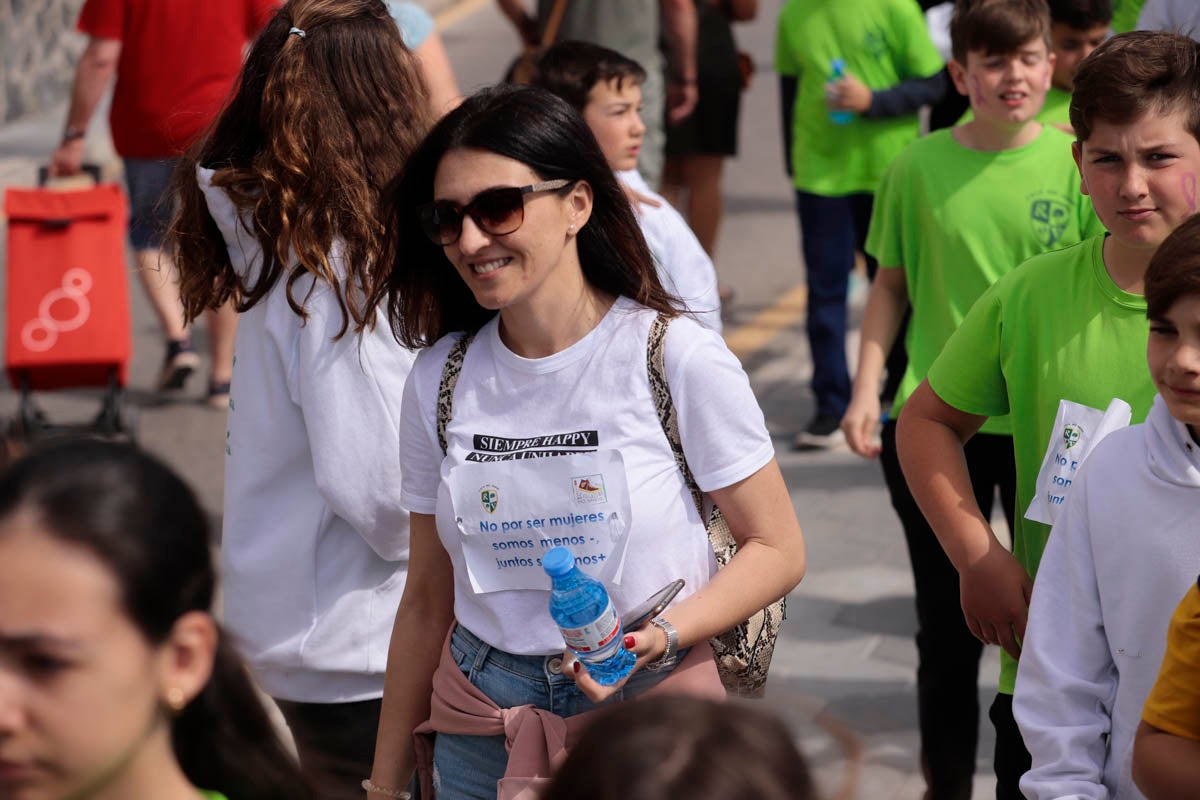 Con proclamas feministas como dorsal en sus camisetas, mil pequeños almuñequeros se han enfundado sus zapatillas para participar en una gran marcha por la igualdad entre hombres y mujeres con motivo del Día Internacional de La Mujer