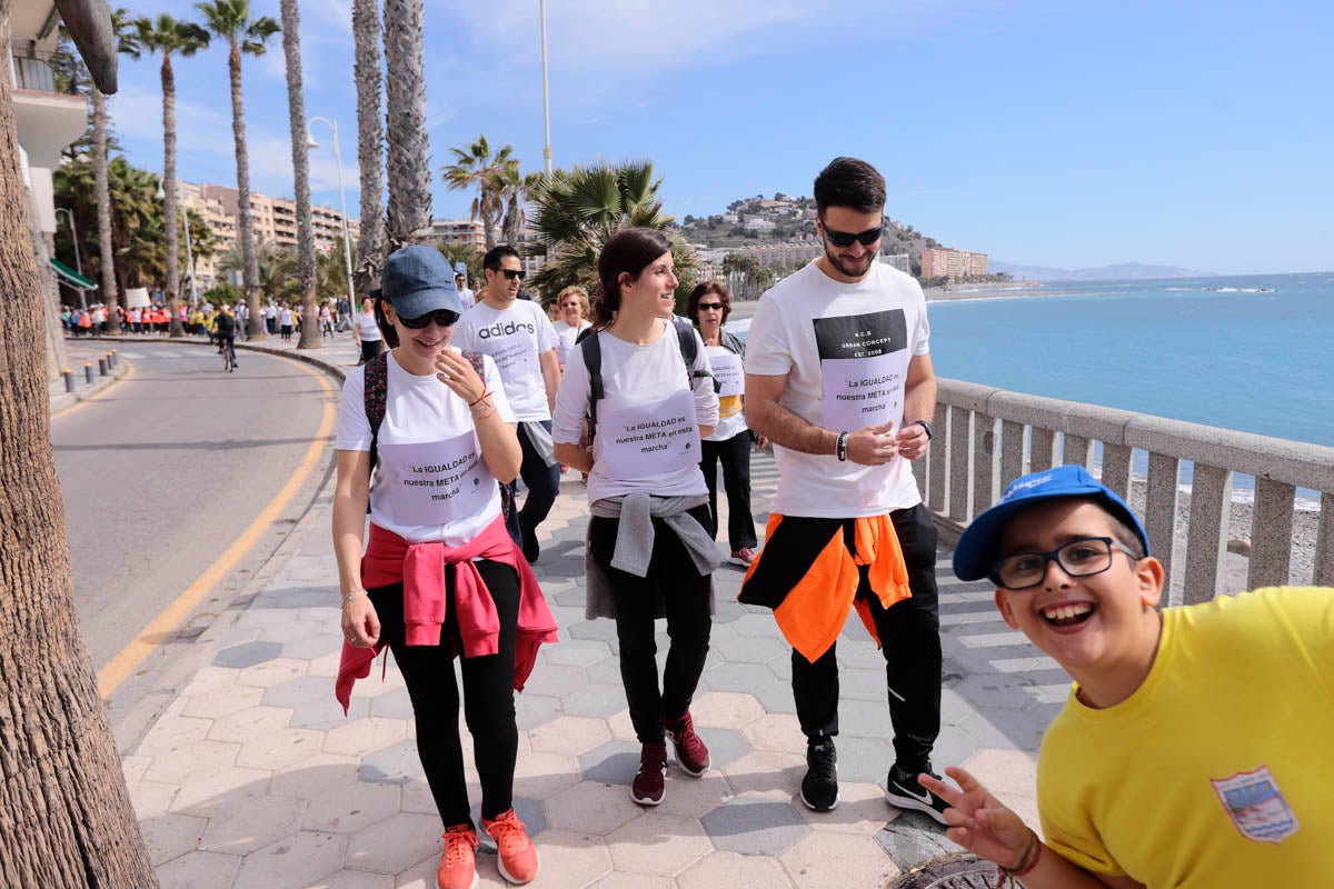 Con proclamas feministas como dorsal en sus camisetas, mil pequeños almuñequeros se han enfundado sus zapatillas para participar en una gran marcha por la igualdad entre hombres y mujeres con motivo del Día Internacional de La Mujer